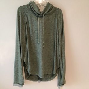 Top Medium Green Pullover NWT